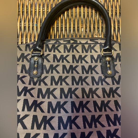 FIRE SALE 🔥🔥 Michael Kors MK Satchel Bowling Bag Tote Medium/Large Size - Picture 4 of 15
